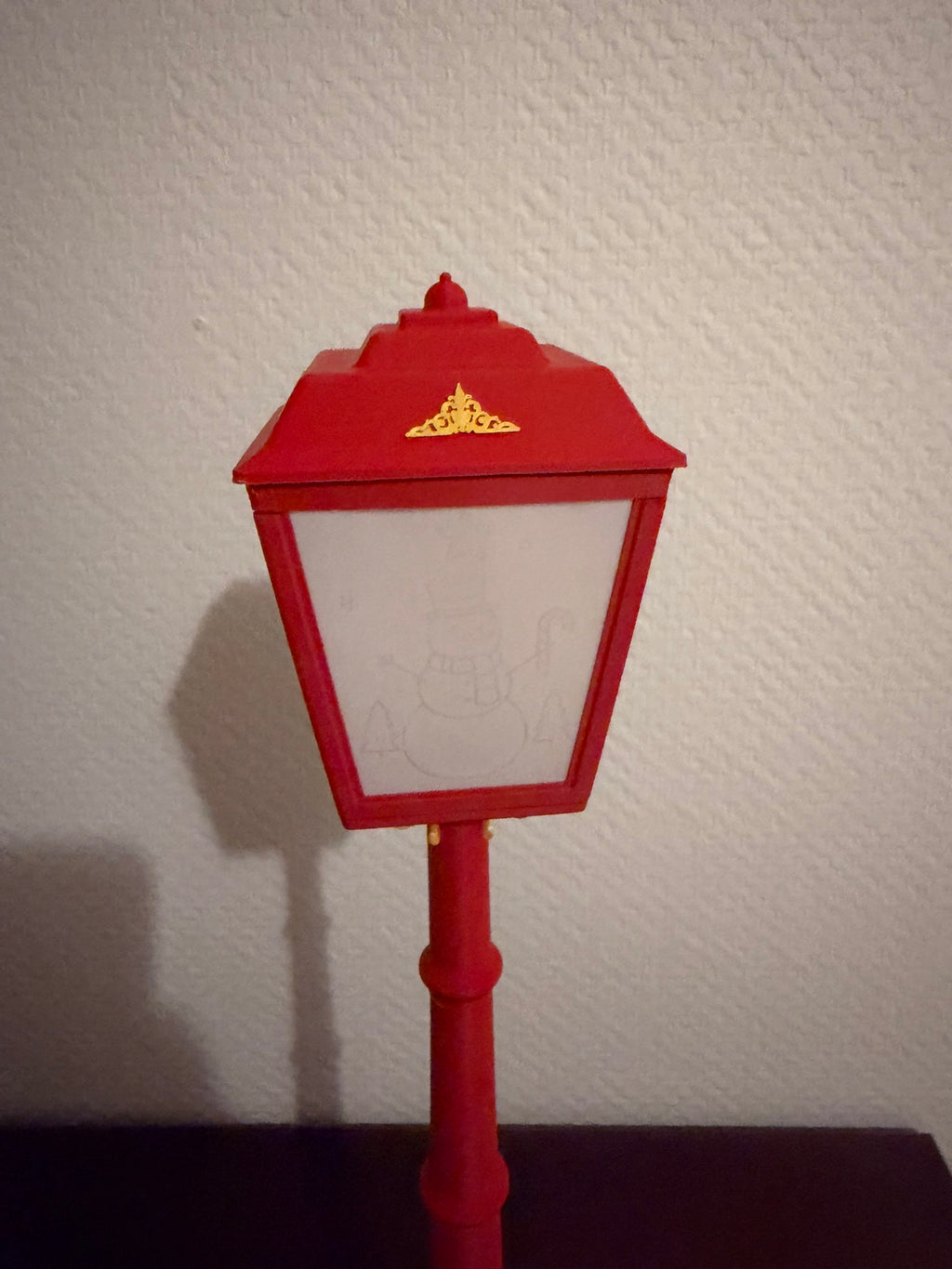 Detalje af 3D-printet mini-julelanterne med julemotiv