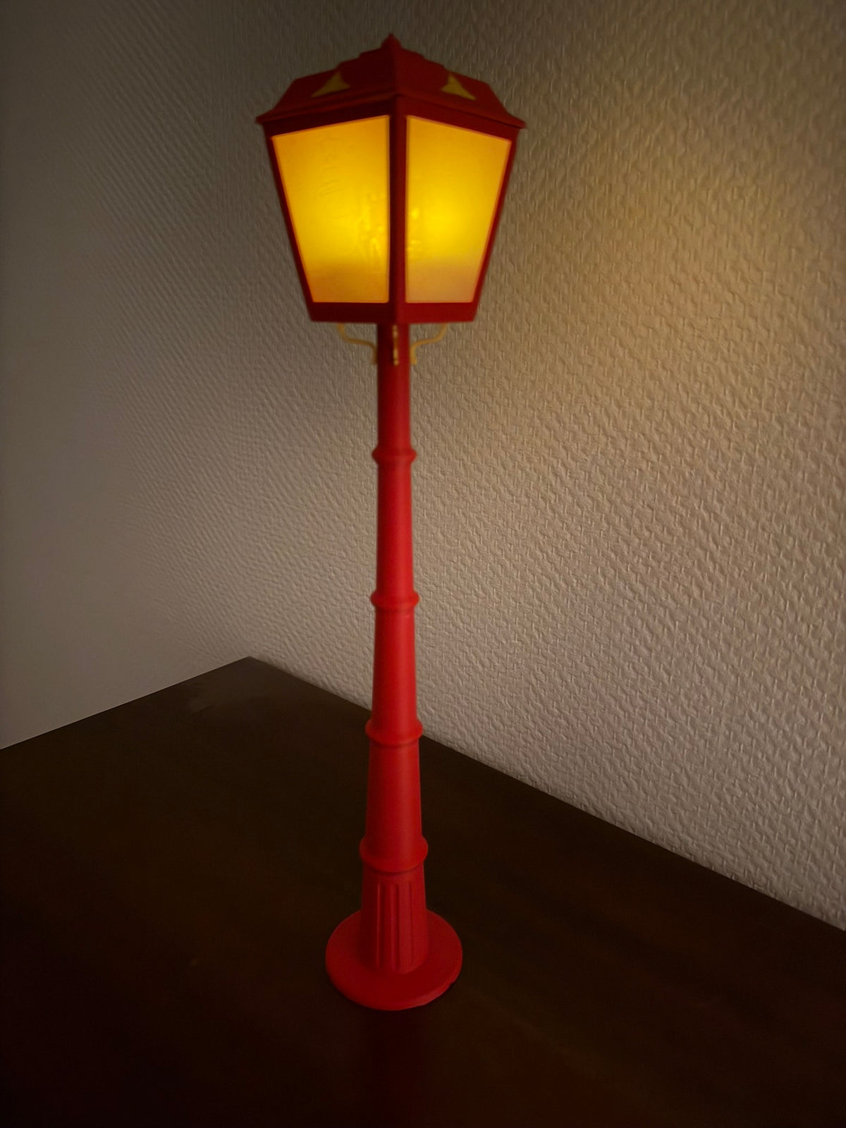 Rød 3D-printet mini-julelanterne 42 cm tændt